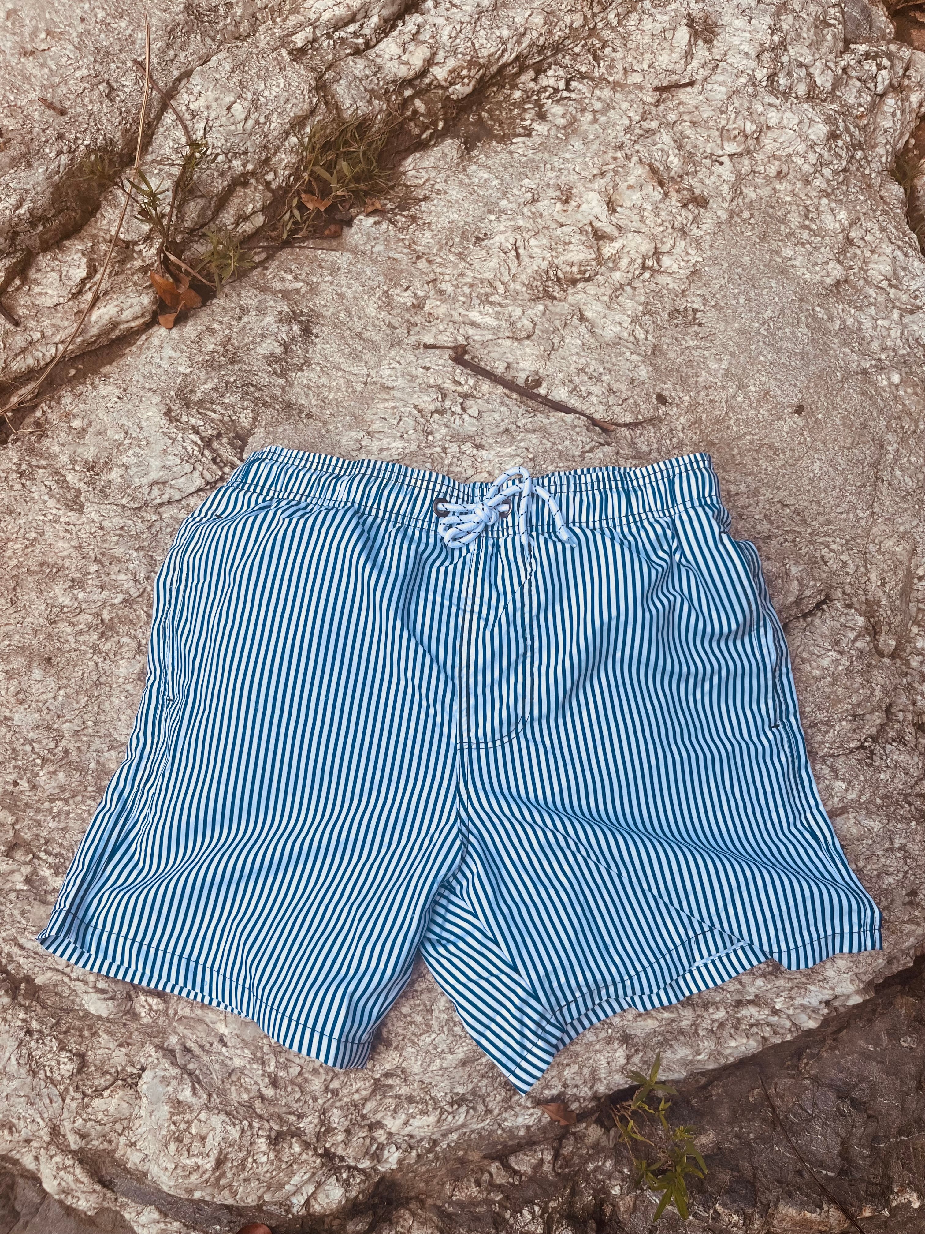 Swimming shorts with blue stripes. The shorts have zipped pockets. From Loa swimwear.